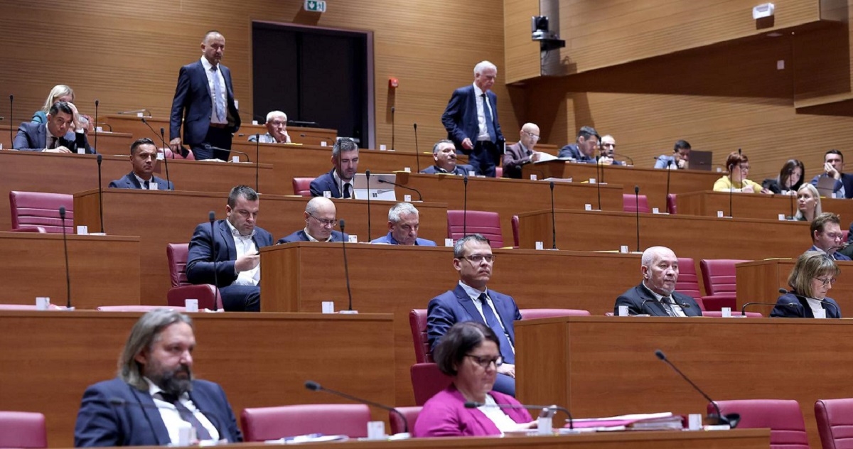 Ahmetović HDZ-ovcima: Grlić Radman šaptao Lavrovu poeziju, a Kolinda ljubila Putina