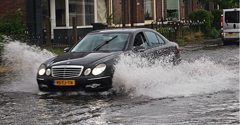VIDEO Evo zašto ne smijete voziti poplavljenom cestom