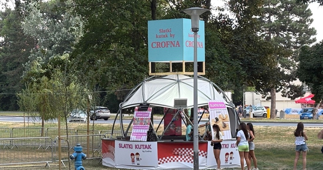Ne prodaju se samo sendviči na Hipodromu. Postavljen štand s kokicama i slatki kutak