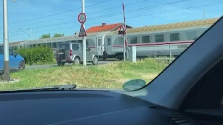 Rampa na pruzi u Zagrebu dignuta, a vlak prolazi: "Strojovođa je naglo kočio"