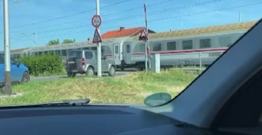 Zakazala signalizacija na pruzi u Zagrebu. Rampa dignuta, a vlak prolazi