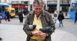 FOTO Čovjek u centru Zagreba hranio golubove, jeli su mu iz ruku