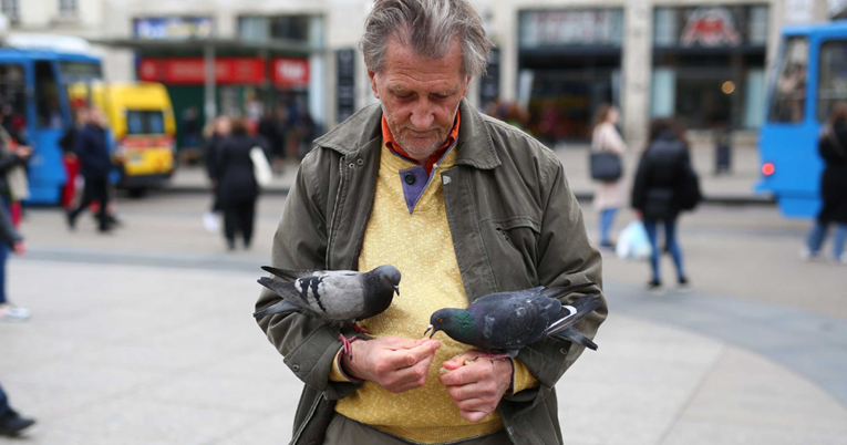 FOTO Čovjek u centru Zagreba hranio golubove, jeli su mu iz ruku