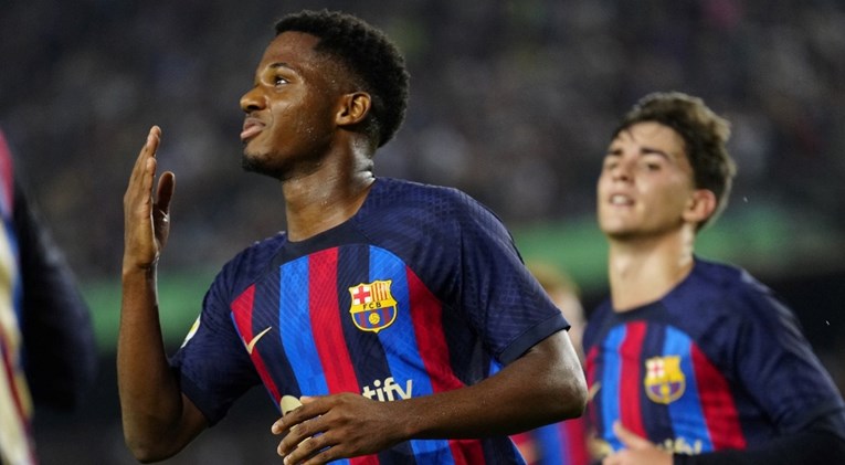 Agent mladog napadača Barcelone klubu prijeti njegovom prodajom
