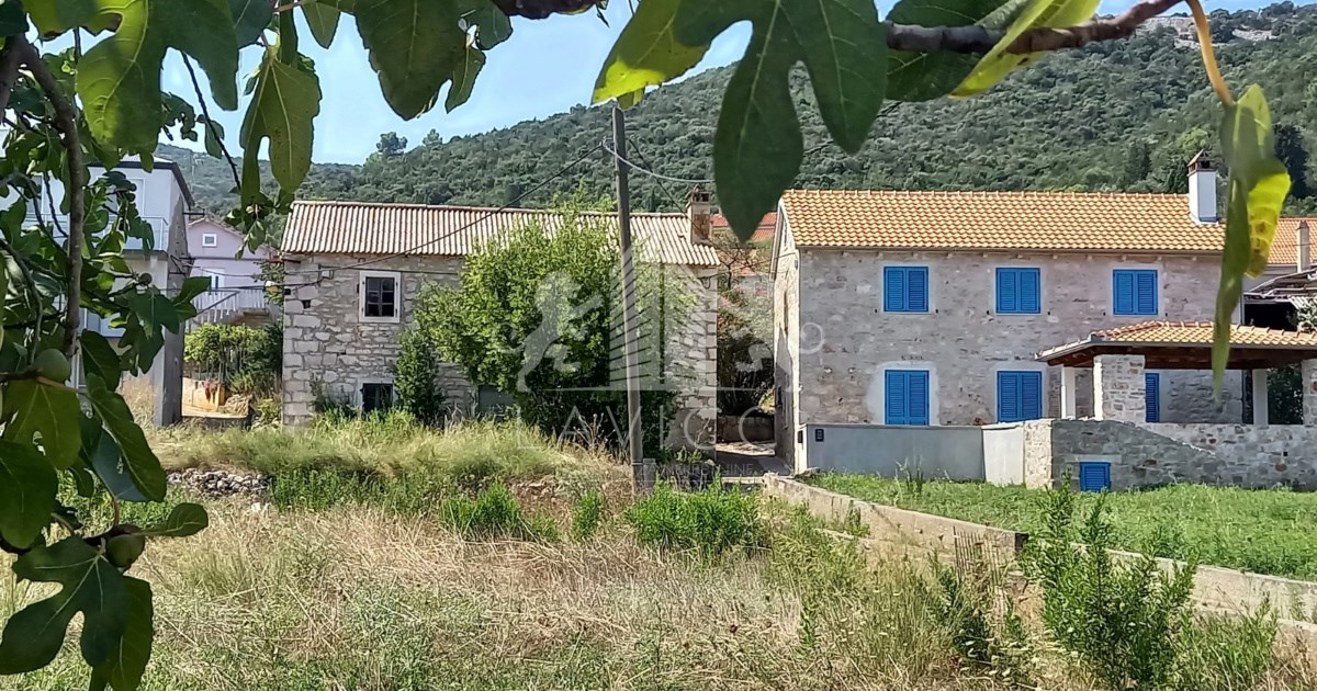 Top oglasi za nekretnine: Kamena kuća u prvom redu do mora za 140.000 €