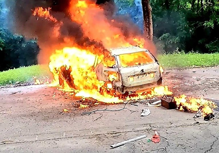 FOTO Na zagrebačkom Svetom Duhu u potpunosti izgorio auto
