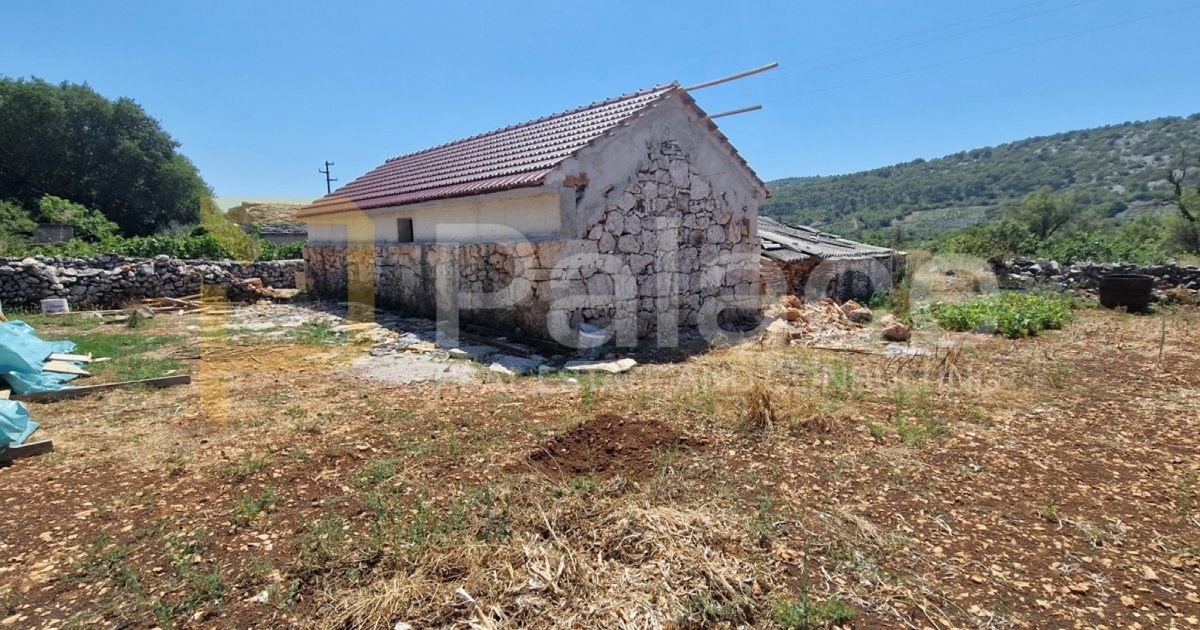 Top oglasi za nekretnine: Kamena kuća s potencijalom u blizini Primoštena