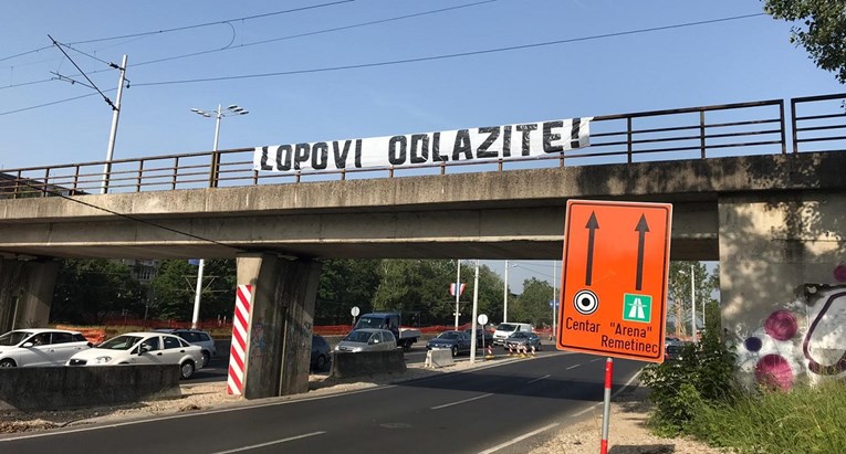 BBB-i po cijelom Zagrebu razvili transparente "Lopovi odlazite!"