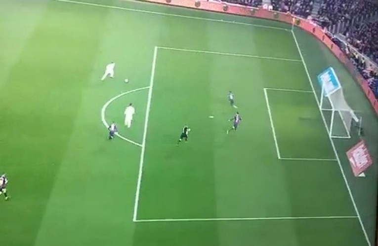 Igrala se 81. minuta, Ter Stegen nije bio na golu, a Bale je napravio ovo
