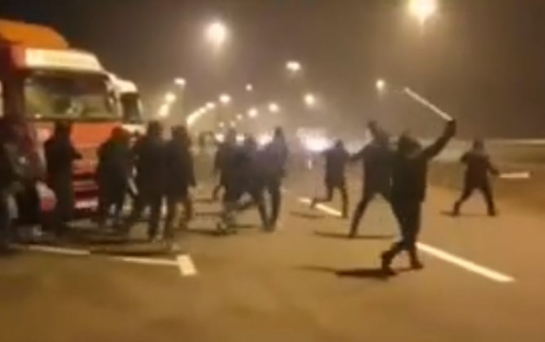 BBB-i objavili snimku iživljavanja nad torcidašima: Presreli su ih na autocesti