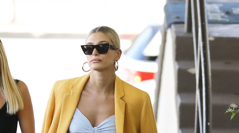 Hailey Bieber zna jednostavan trik koji jamči svakom outfitu chic izgled