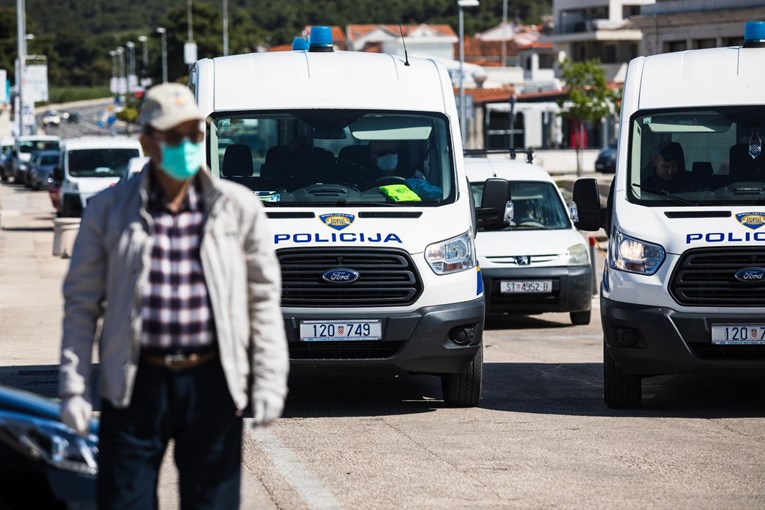 VIDEO Pogledajte policijske kontrole na Braču nakon uvođenja mjera, otkazane mise