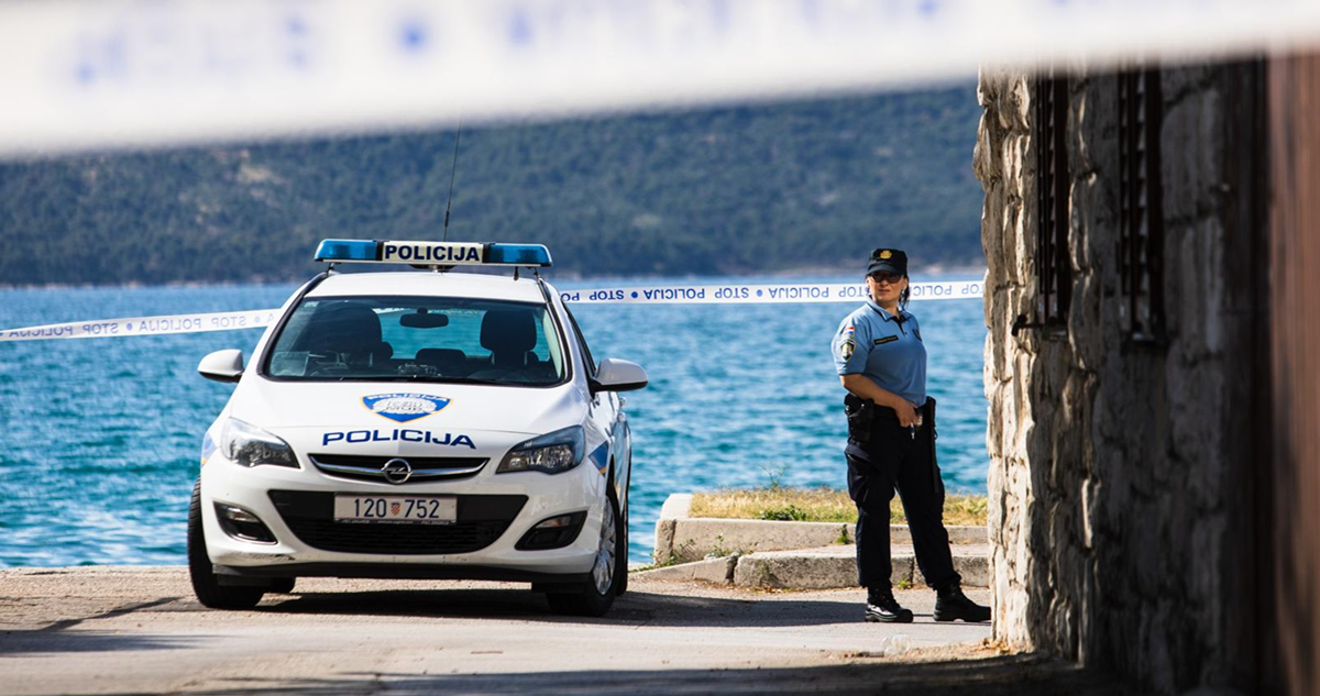 Britanac u Dalmaciji udario glavom u zid pa skakao po njemu. Kasnije napao policajce