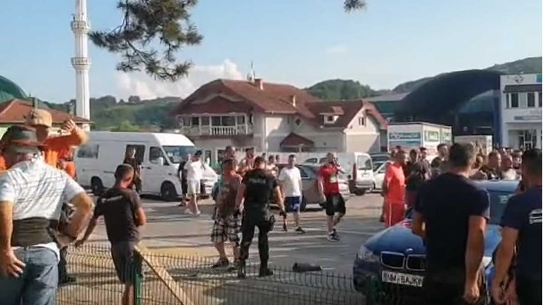 Hundreds protest in Velika Kladusa over escalation of migrant crisis