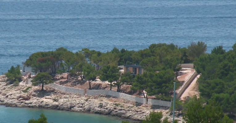 Pripuz prvo uklonio kućice iz ilegalnog kampa na Murteru pa ih ponovno postavio
