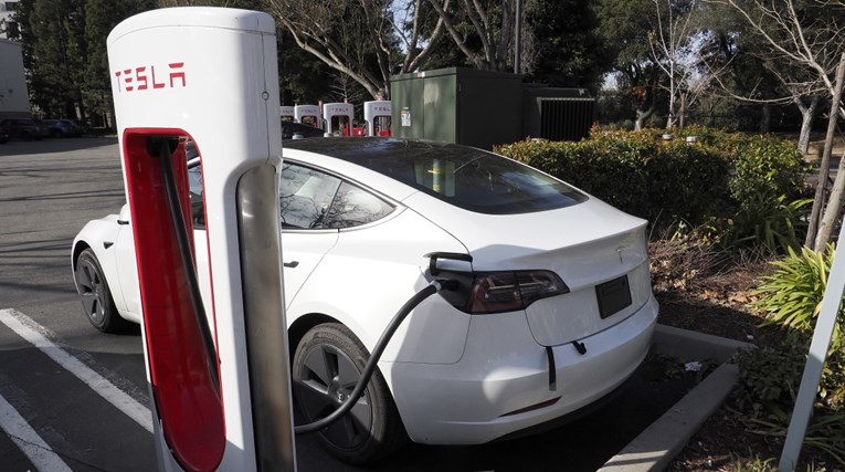 BMW prihvatio Teslin standard za punionice u SAD-u