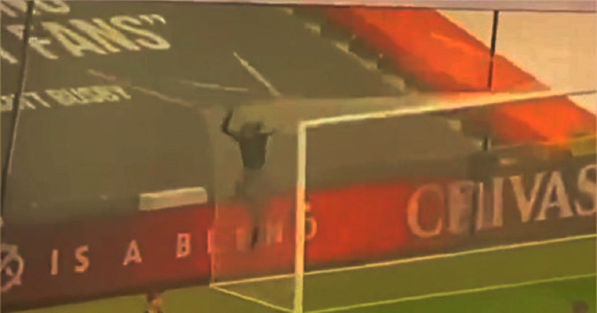 Pogledajte kako je klinac snimao selfie pa se srušio s gola na Old Traffordu