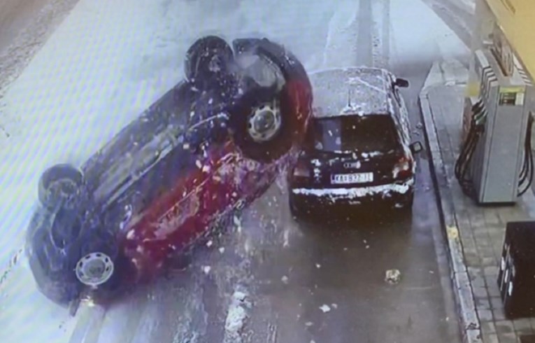 VIDEO Nevjerojatna nesreća u Karlovcu, vozač uletio na benzinsku i završio na krovu