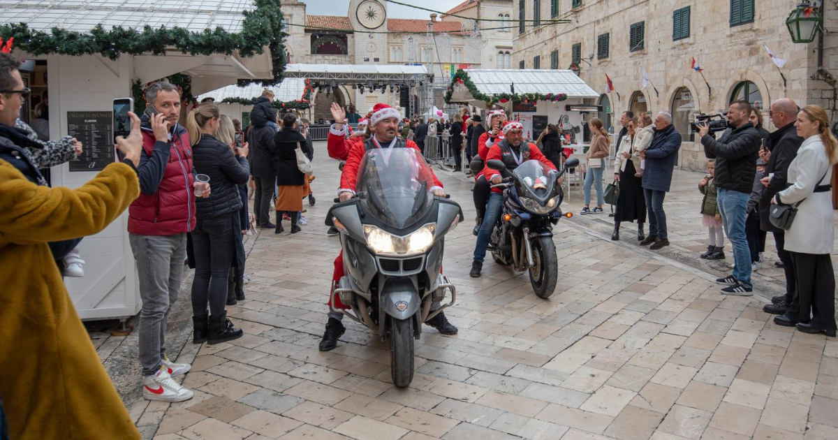 Moto Mrazovi razveselili djecu na Stradunu, dijelili im slatkiše