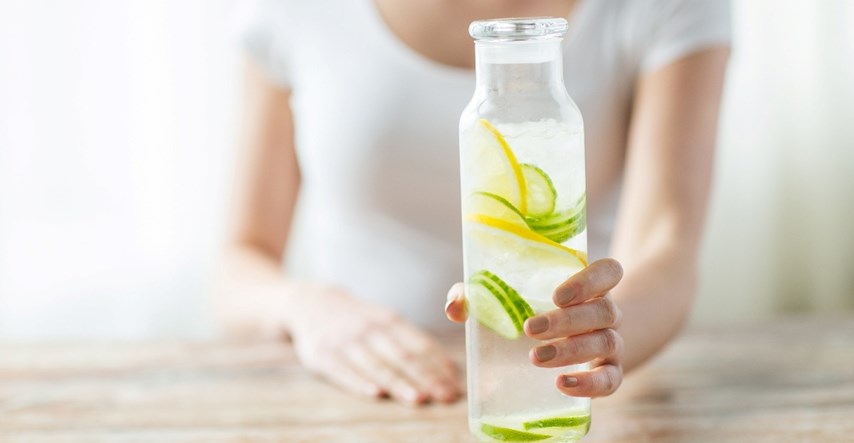 Dijetetičarka otkrila važnu prednost pijenja vode s limunom i razotkrila neke mitove