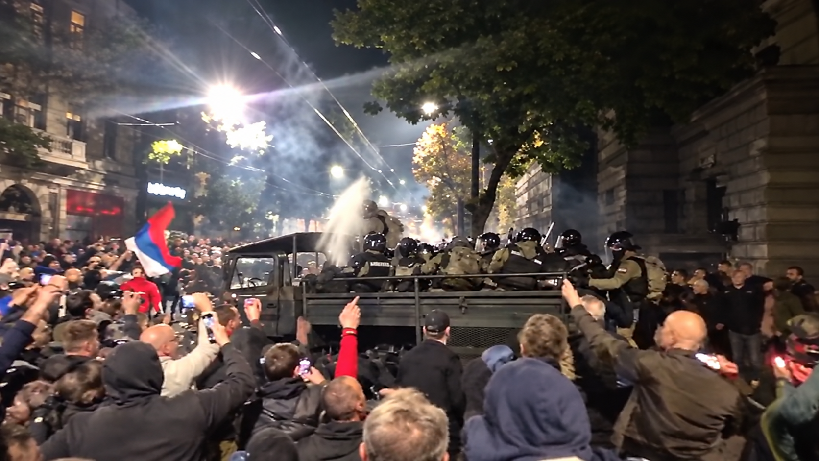 VIDEO Nestvarne scene iz Beograda. Policija odlazi na vozilima, ljudi ih gađaju