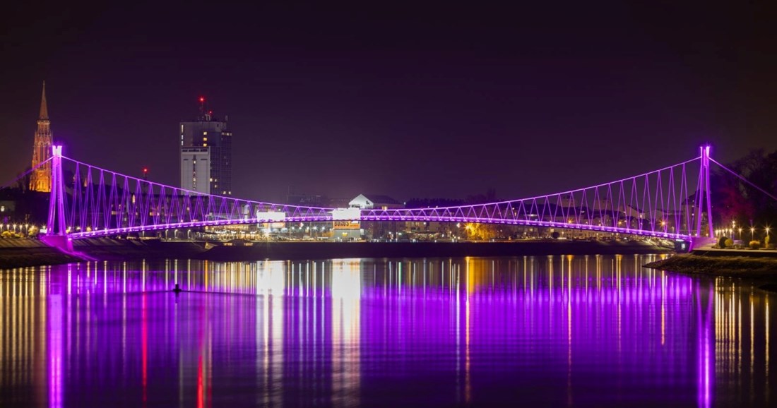 Pješački most u Osijeku osvijetljen ljubičastom bojom, povod je dirljiv 