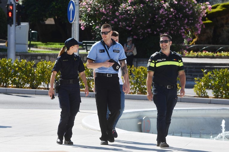 Strani policajci u pratnji hrvatske policajke privukli pažnju u Šibeniku