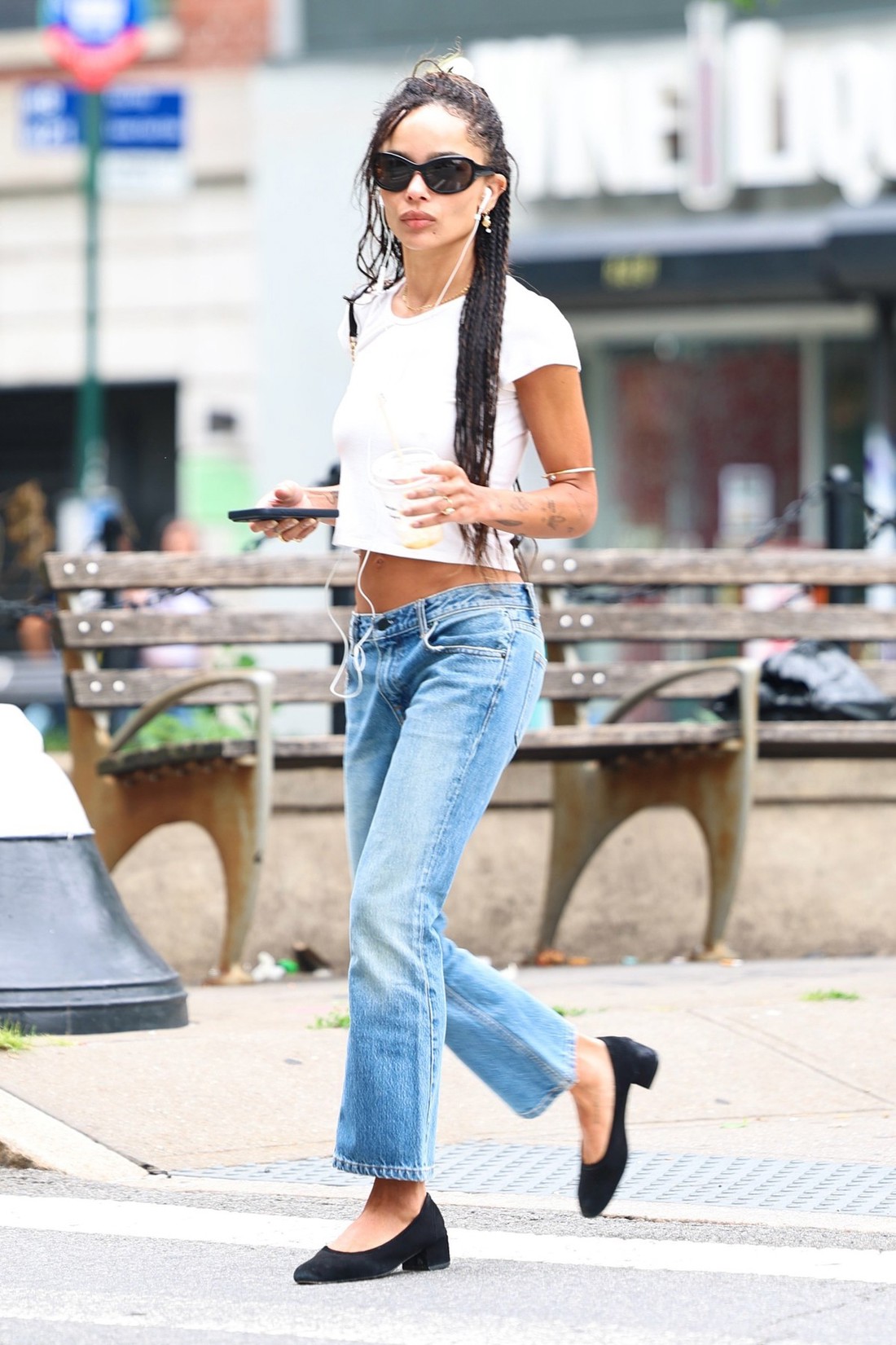Zaboravljeni kroj traperica vraća se u modu, već ga nosi Zoë Kravitz