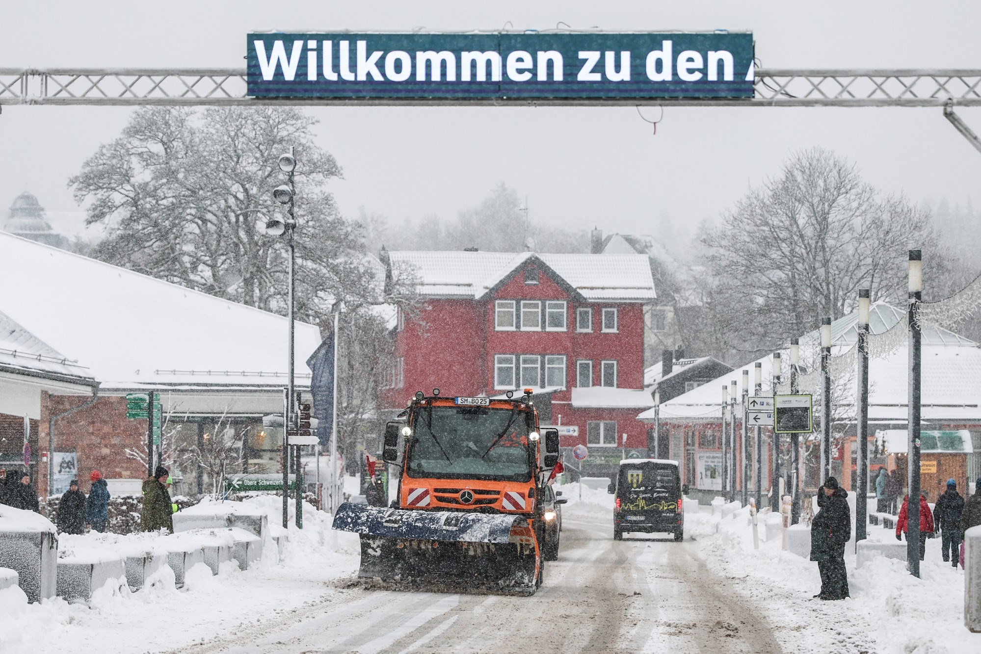Oluje širom Europe. Problemi u prometu, veliki broj ljudi ostao bez struje