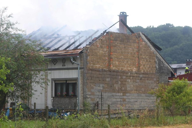 Grom uništio kuću u napuštenom naselju na Biokovu. Vlasnica: Još sam u šoku  