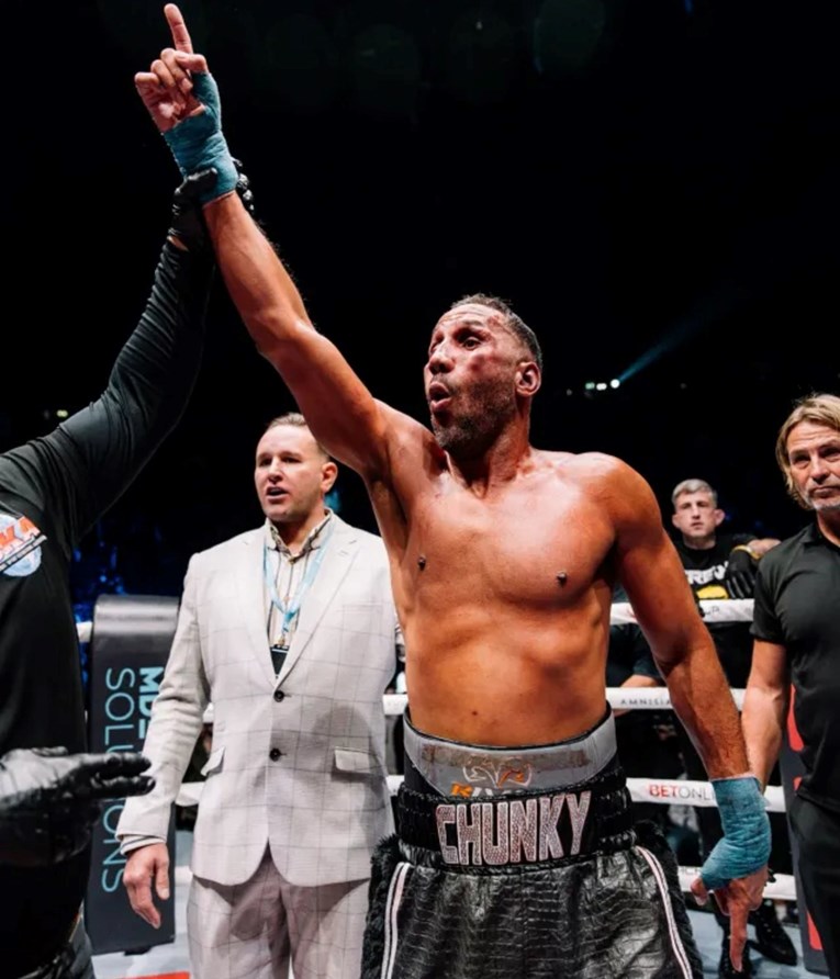 Bivši svjetski prvak okušao se u boksu bez rukavica. Odustao je nakon jedne pobjede