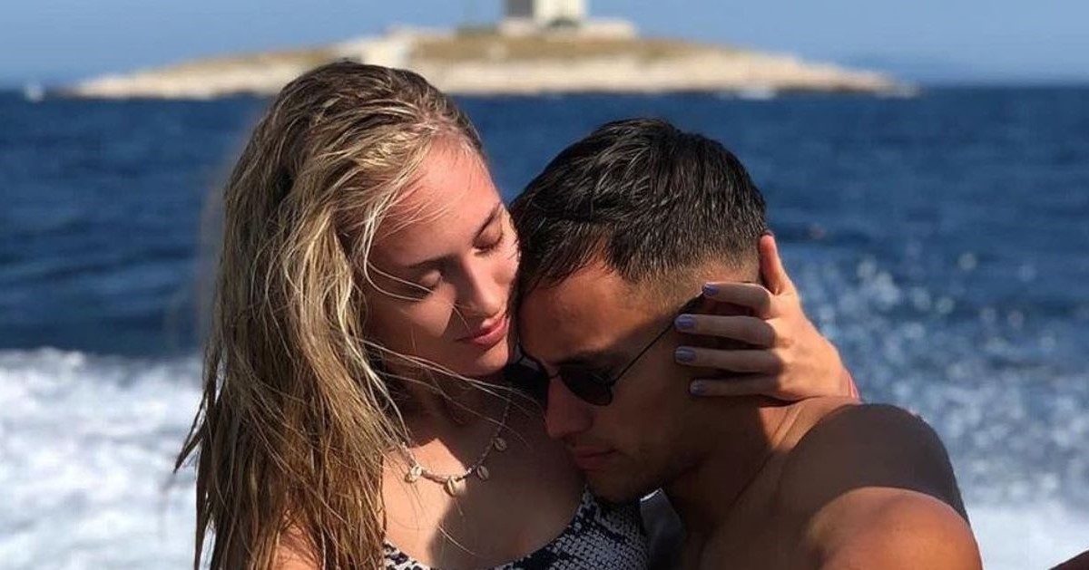 Korona je iza nje: Albina objavila fotku na kojoj ljubi dečka