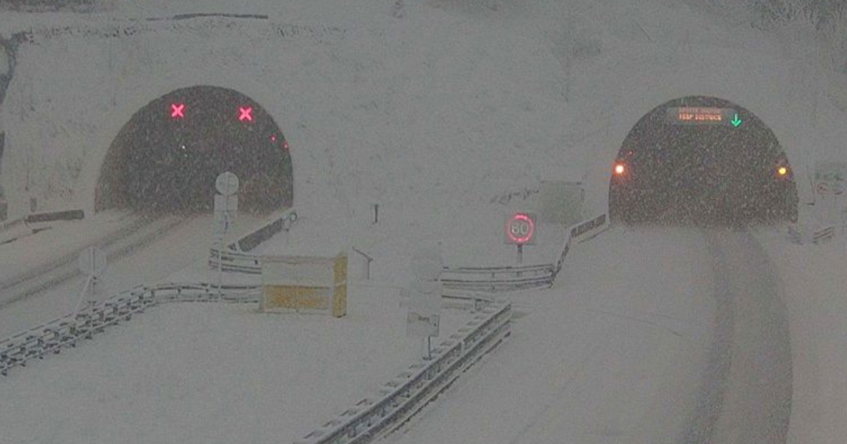 Stigla nagla promjena vremena. Pao snijeg, kamioni ne mogu prema moru