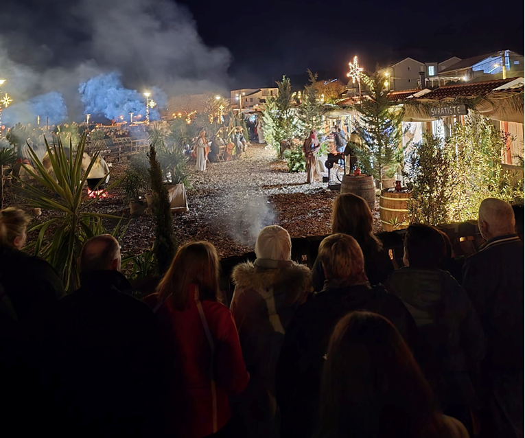 Mjesecima skupljali lišće, napravili potok... Nevjerojatne žive jaslice u Starigradu