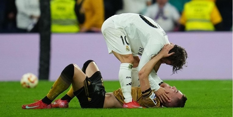 Modrić i Sučić, suparnici i prijatelji. Njihov zagrljaj u drami je hit