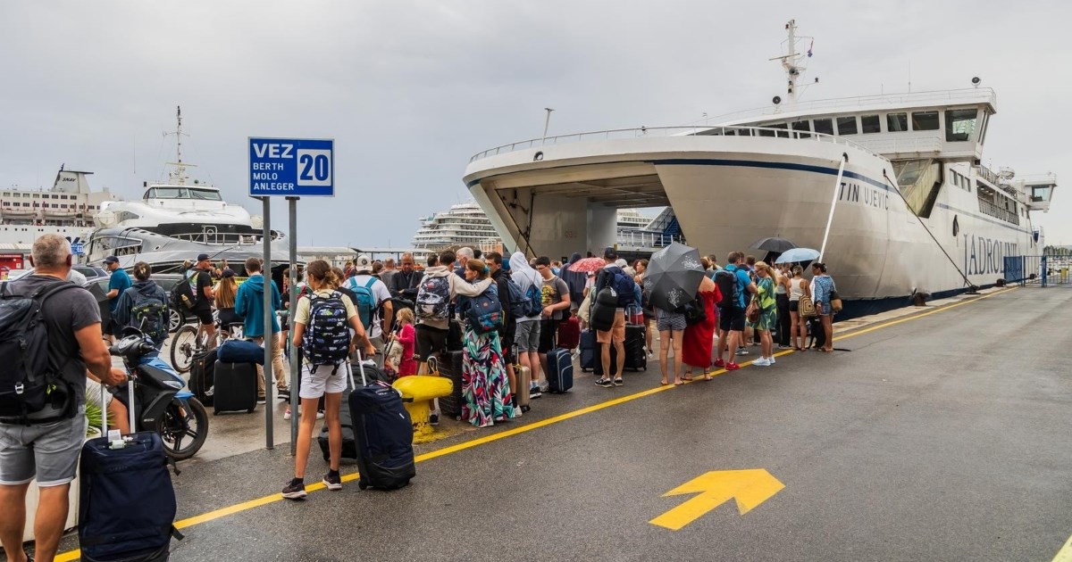 FOTO Pogledajte gužve u splitskoj luci prije isplovljavanja trajekta za Korčulu