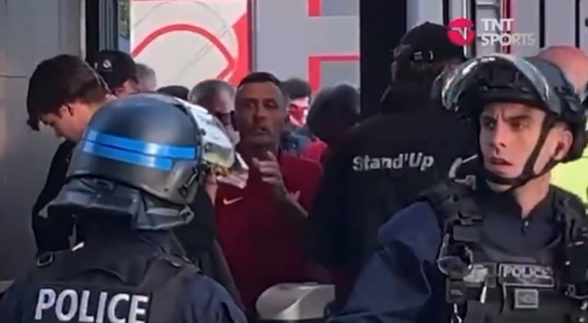 VIDEO Policija je suzavcem prskala i navijače koji su mirno čekali u redu