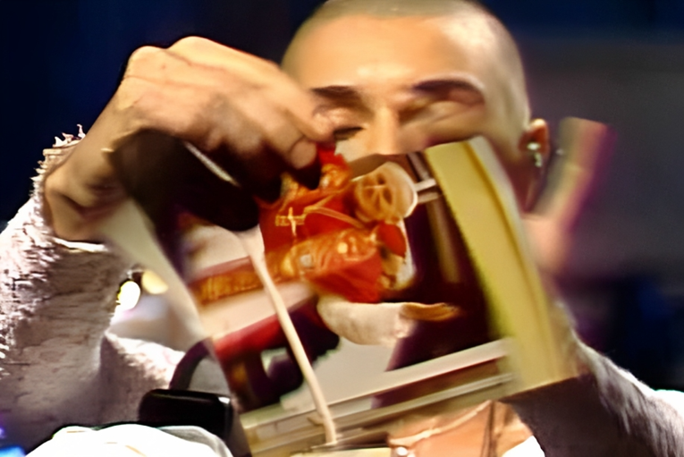 Prije 31 godinu Sinéad O'Connor poderala je Papinu fotografiju u live prijenosu