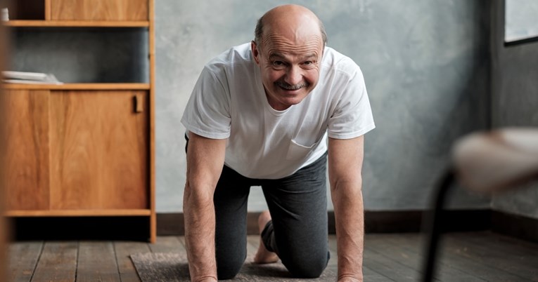 Ova joga poza muškarcima starijim od 40 je korisnija nego što mislite
