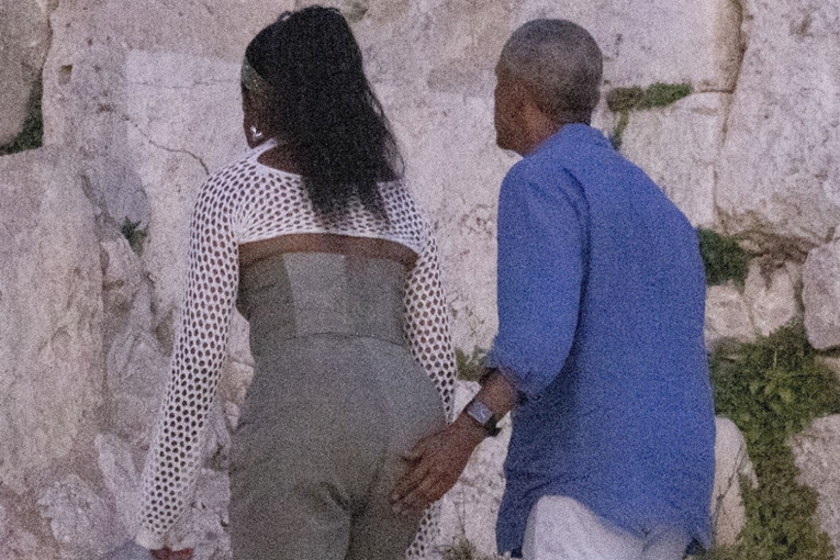 Michelle i Barack snimljeni u Grčkoj, bivši predsjednik tapšao suprugu po stražnjici