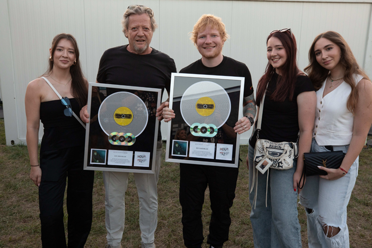 Ed Sheeran mora da je u ekstazi. Naime, dobio je plaketu Hrvatske diskografske unije