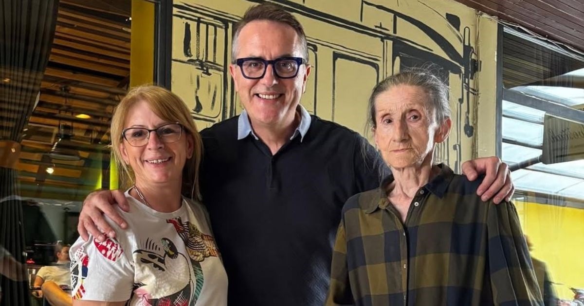 Tarik Filipović posjetio Jadranku Matković u domu za starije i odigrao predstavu Ćiro