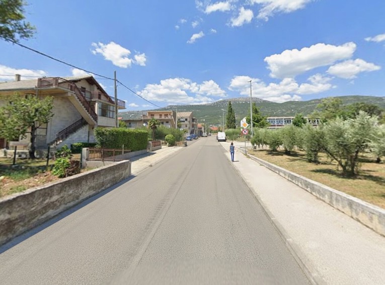 Vozio u rikverc, udario dijete u Kaštel Starom pa pobjegao. Traži ga policija