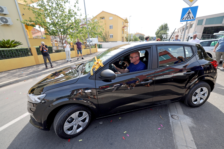 Vlasnik zadarske tvrtke radniku za 30 godina vjernosti poklonio automobil