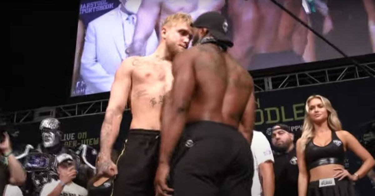 Jake Paul na sučeljavanju jeo piletinu. Nakon objašnjenja Woodley ga napao