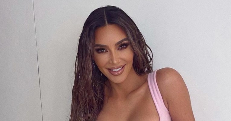 Kim Kardashian u badiću istaknula obline, fanovi tvrde da je pretjerala s Photoshopom