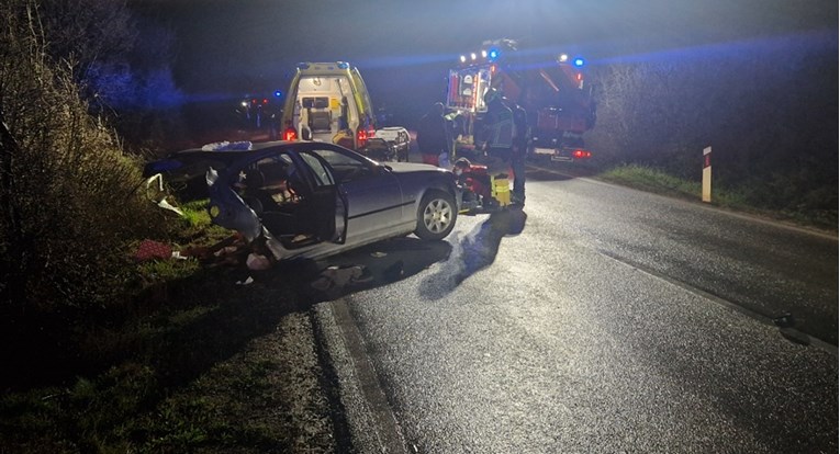 Policija o nesreći u Istri: Mladić (25) iz prepolovljenog BMW-a teško ozlijeđen