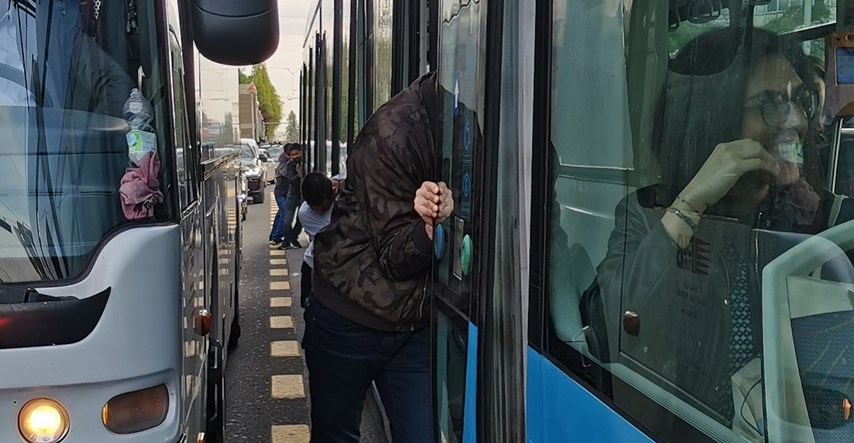 FOTO Putnici u Zagrebu gurali tramvaj koji se pokvario