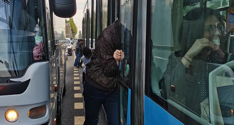 FOTO Na Savskoj u Zagrebu se pokvario tramvaj. Putnici izašli van i gurali ga
