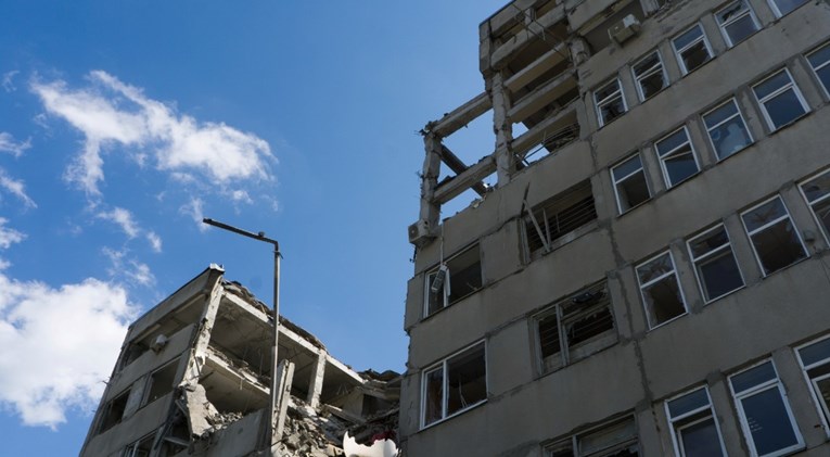 Rusija po noći raketirala Mikolajiv. Pogođena stambena zgrada, spasioci na terenu